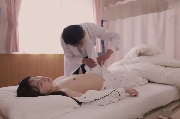 Nghi con bị cúm, mẹ dẫn đến viện khám thì bị bác sĩ cho uống thuốc mê địt tập thể